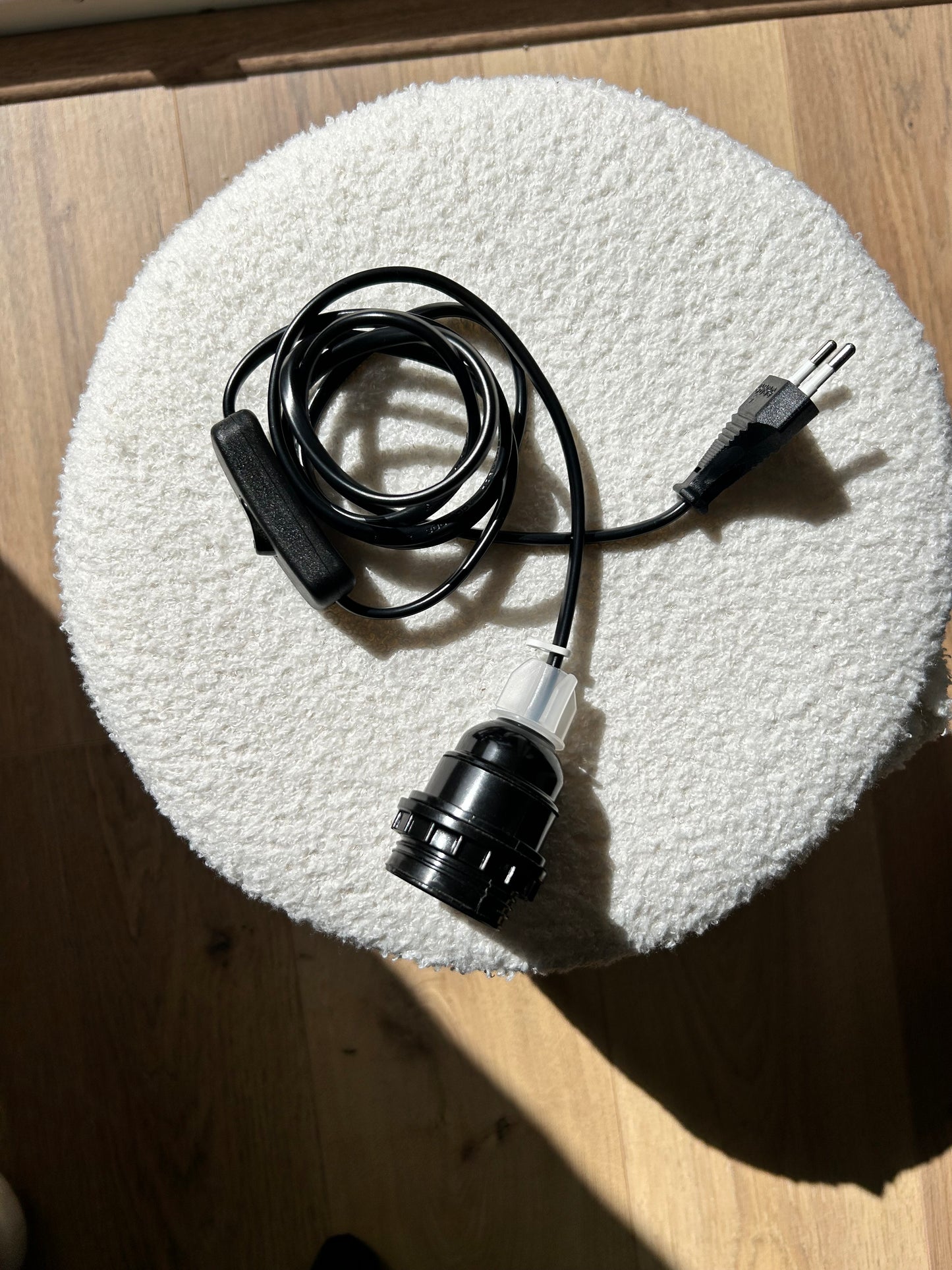 Câble électrique avec douille